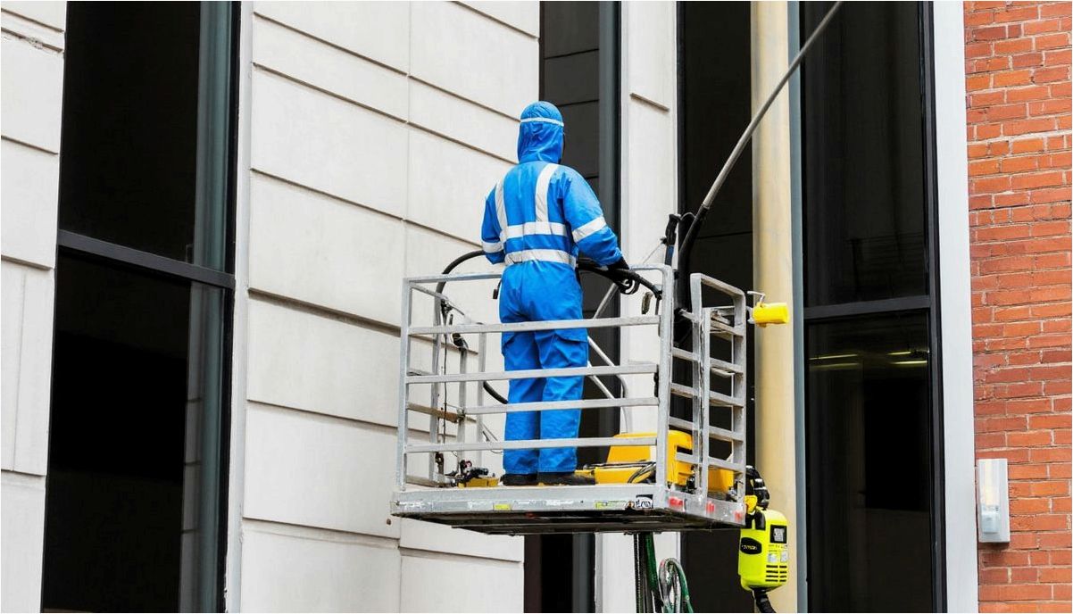 Как правильно очистить фасад здания от загрязнений и сохранить его привлекательность